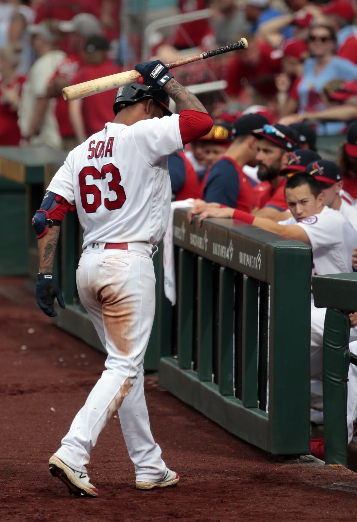 Reds sweep Cardinals 8-7